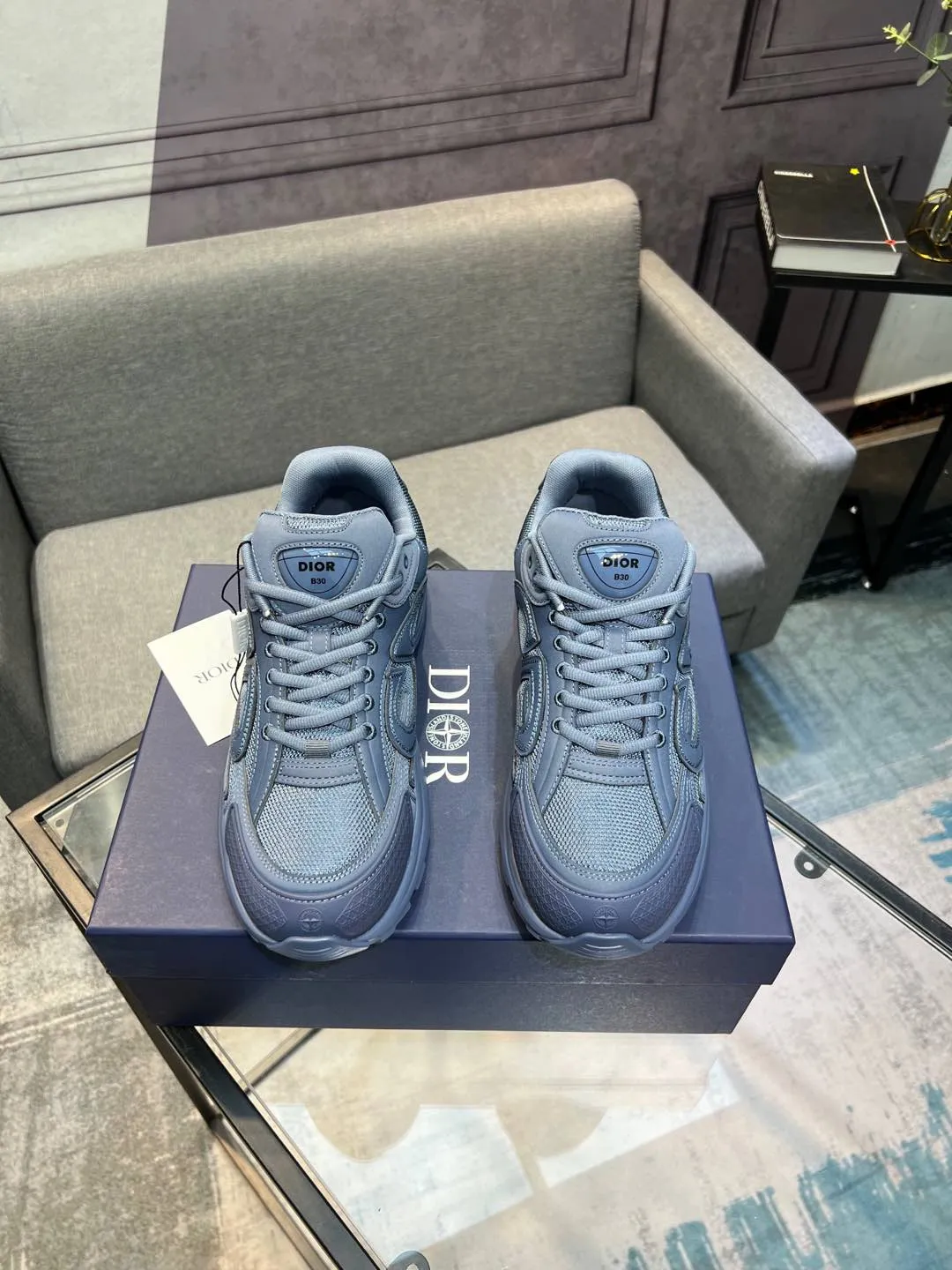 Men's shoes 💰600 high version joint model 🍸 Dior Dior The Island co-branded B30 sneakers follow the trend of the retro market and are Dad Shoes style shoes. The Dior logo on the tongue also indicates that this pair of shoes is the B30 model! B30 uses fine-textured leather and mesh cloth materials to form a shoe body. There are conspicuous letters CD on both sides of the shoe body to indicate the identity. Many lines on the shoe body outline the details, making the shoes look less monotonous and full of retro flavor. ♺ Upper: Original customized technical fabric + mesh ♺ Inner lining: Original customized breathable lining ♺ Outsole: Original molded IP foam + TPU outsole ♺ Heel height: 3.5cm ♺Code number: 39-44 (45 46 customized)
